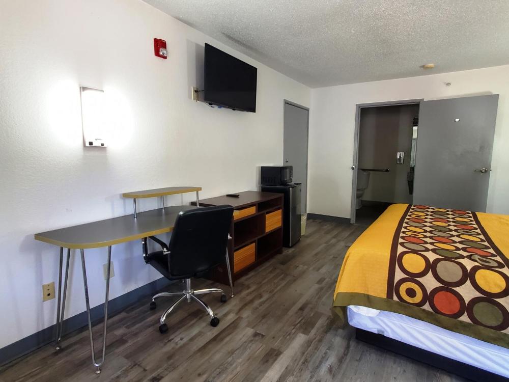 Deluxe King Room interior